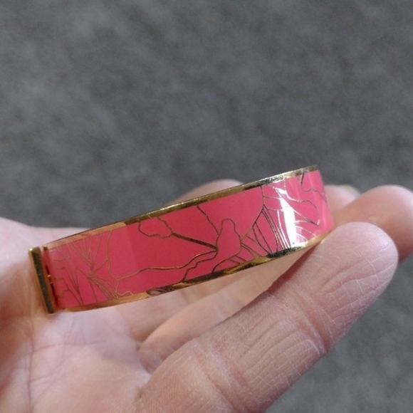 TOMMY BAHAMA PINK AND CRACKLED GOLD-TONE CLAMPER BANGLE 7.2" BRACELET - Picture 6 of 10